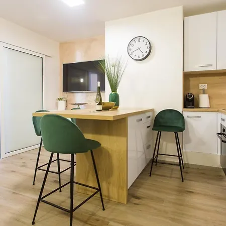 アパート Split Apartment