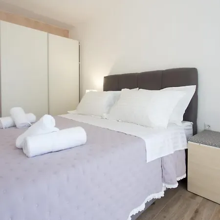 Split Apartment Lägenhet