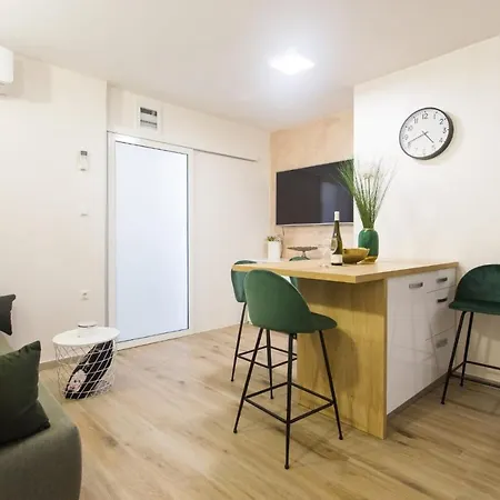 Split Apartment * スプリト